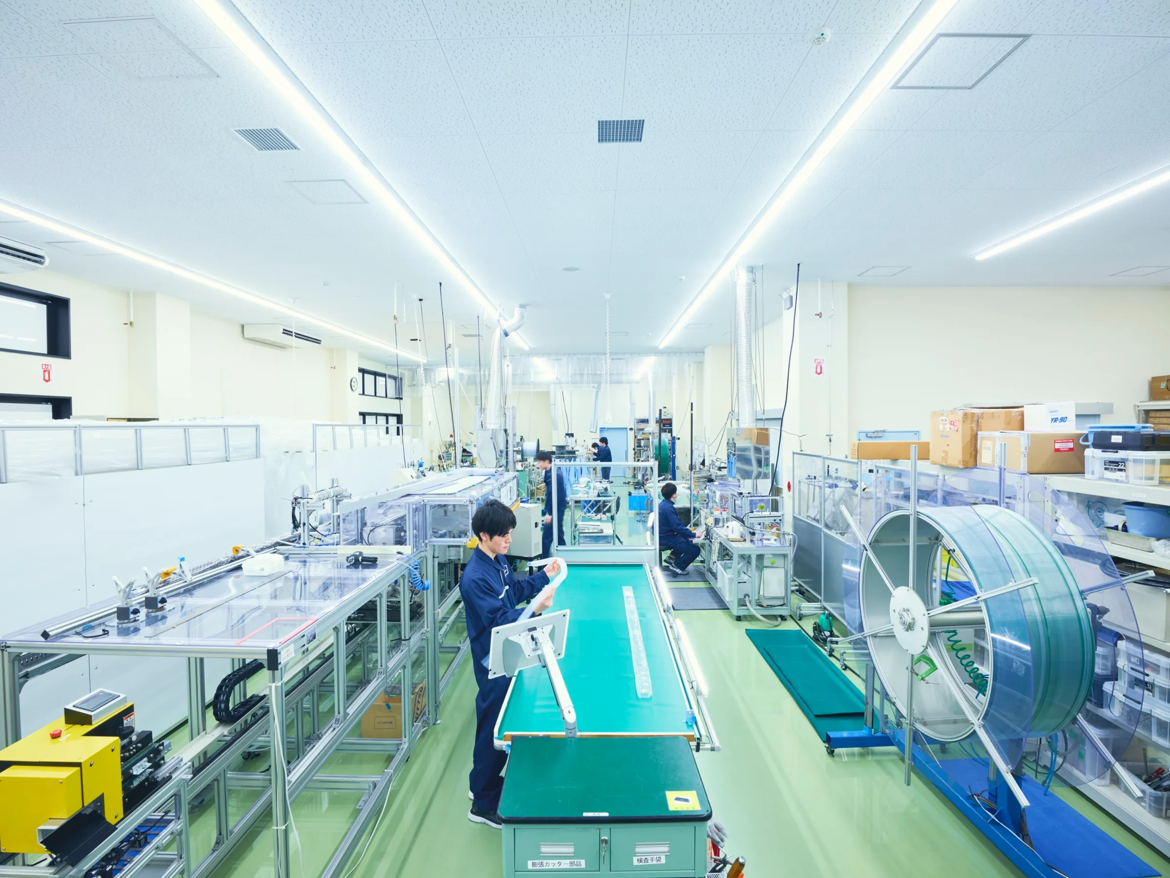 明るく清潔な工場で作業する社員