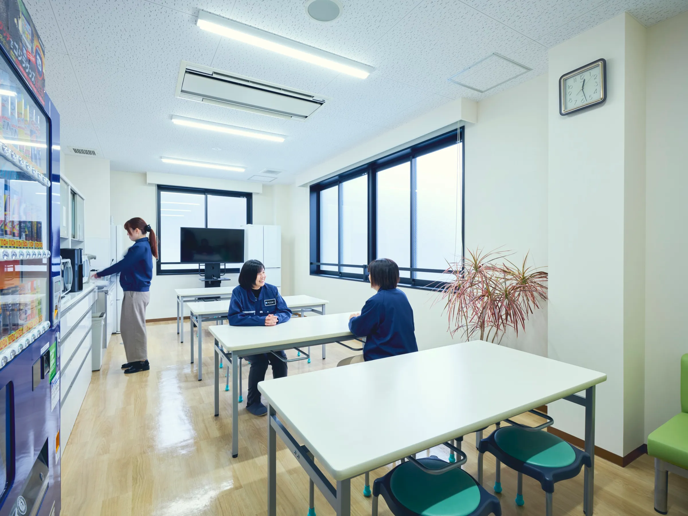 休憩室でくつろぐ社員